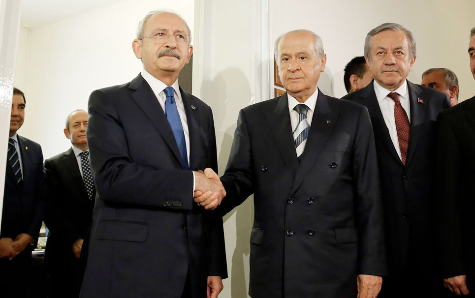 devlet-bahçeli-ve-kemal-kiliçdaroğlu-çati-aday-el-sikişmasi.jpg