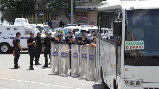 diyarbakir-belediyesinde-gergin-anlar-buyuk.jpg