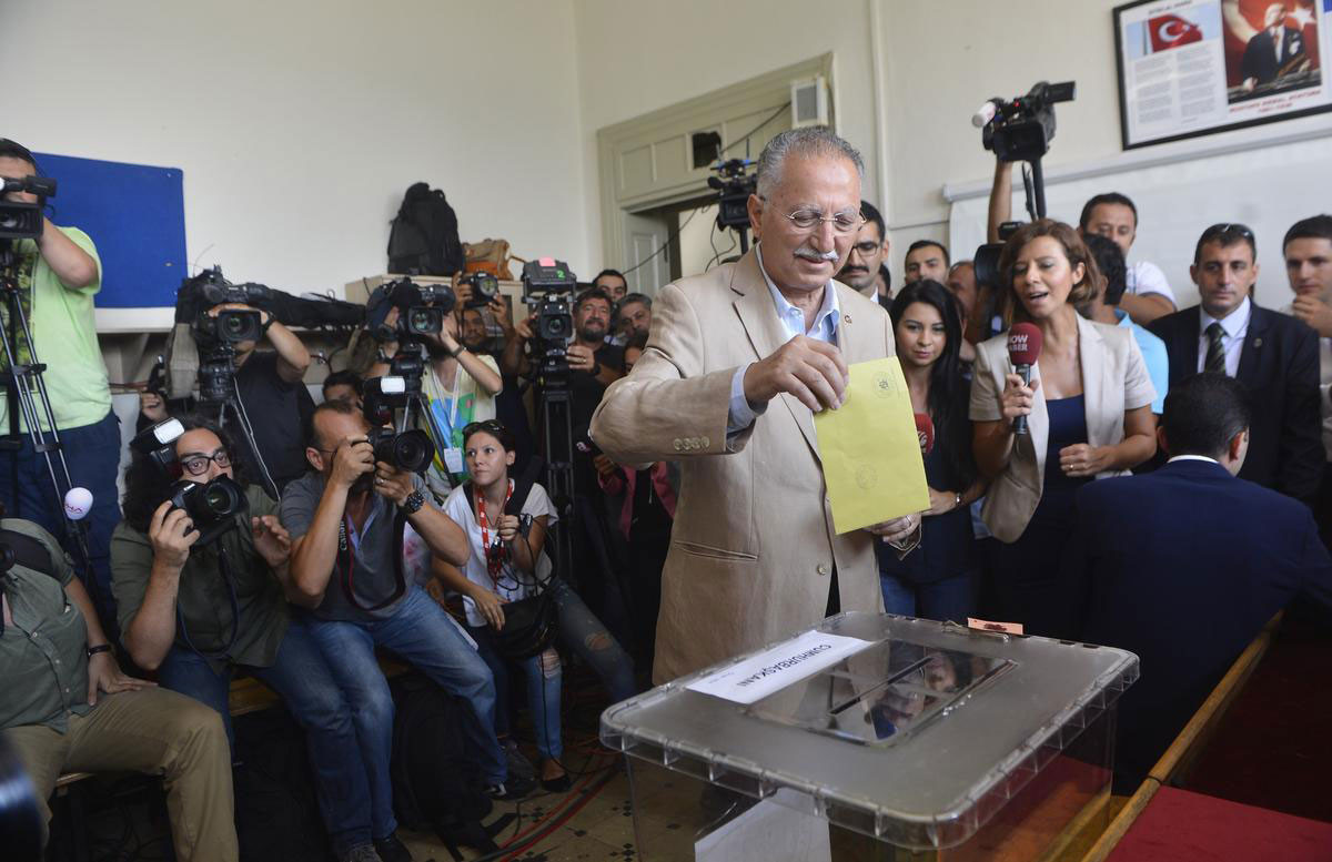 ekmeleddin-ihsanoğlu-cumhurbaşkanliği-seçimi-sandik-başinda-oyunu-kullandi.jpg