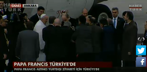 papa francis'i esenboğa havalimanı'nda dışişleri bakanı mevlüt çavuşoğlu karşılad.jpg