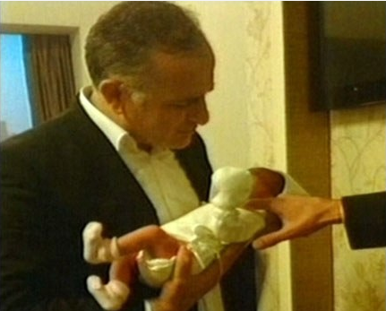 ekrem dumanlı serbest kaldı bebeği saadeti görmeye gitti.jpg