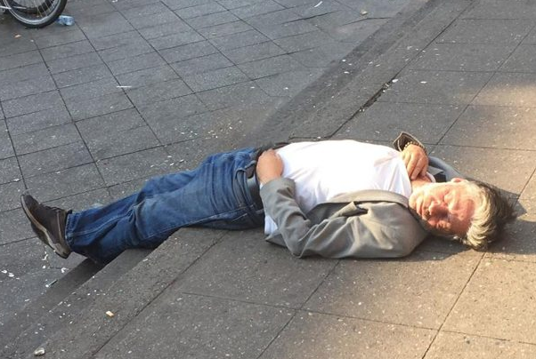 birol ünel fotoğrafları kaldırımda uyurken görüntülendi.jpg