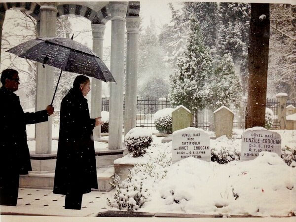 erdoğan-annesinin-mezarinda.jpg