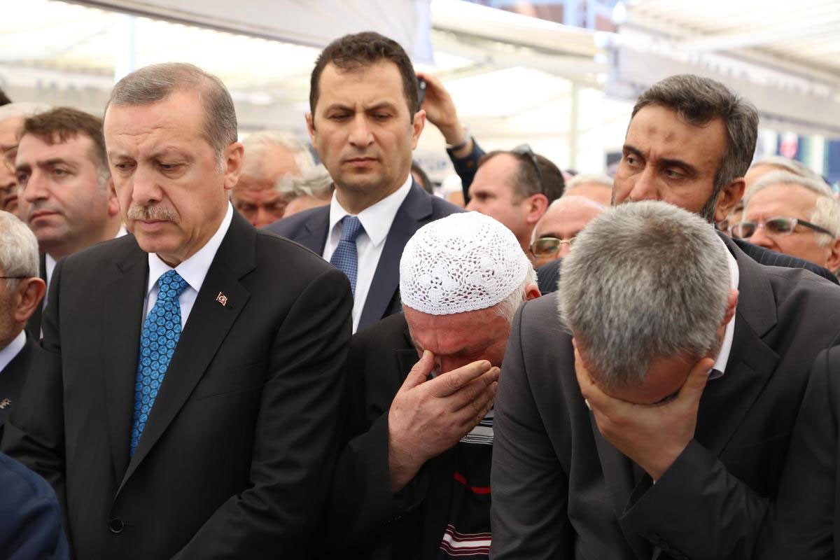 erdoğan-eyüp-sultan-cami-soma-namazi.jpg