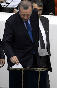 erdogan-oy-kullanirken.jpg