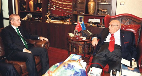 erdogan-ve-demirelin-onundeki-ilginc-kitap.jpeg