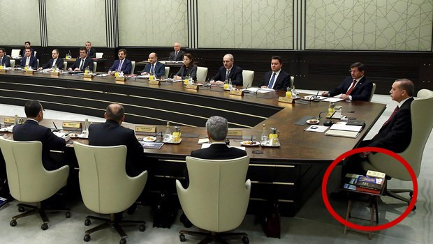 erdoganin-yanindaki-krimizi-kitap-bakanlar-kurulu.jpg