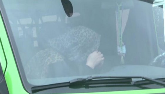 cem garipoğlu'nun annesi tülay garipoğlu cenaze töreninde ağlarken.jpg