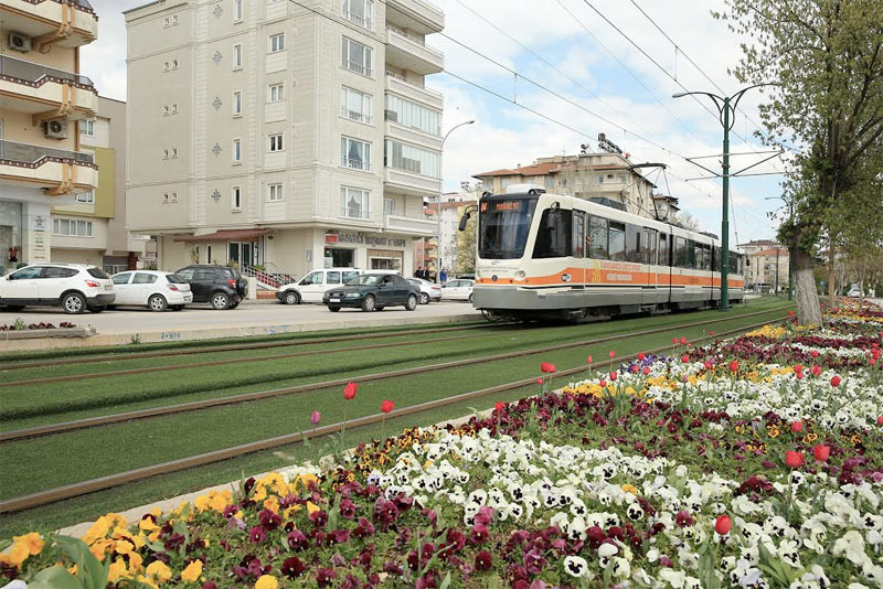 gaziantep-tramvay-ve-çiçekler.jpg