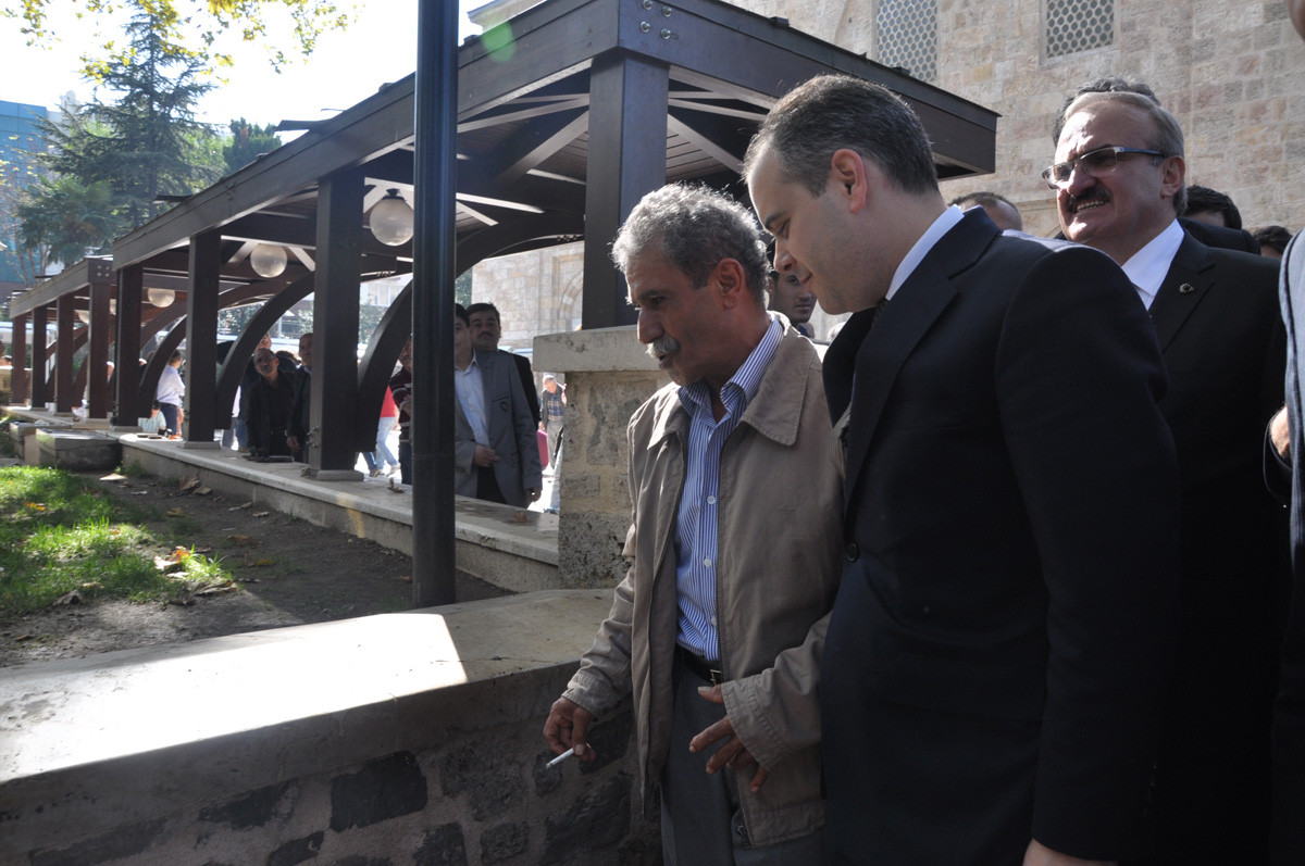gençlik-ve-spor-bakani-akif-çağatay-kiliç-ile-bir-vatandaş,-cami-avlusunda-sigare-tartişmasi-.jpg