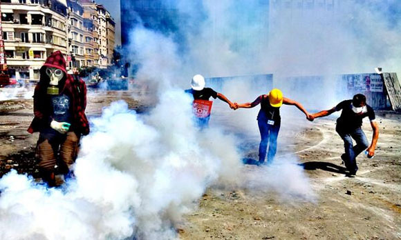 gezi-insan-zincirine-gaz.jpg