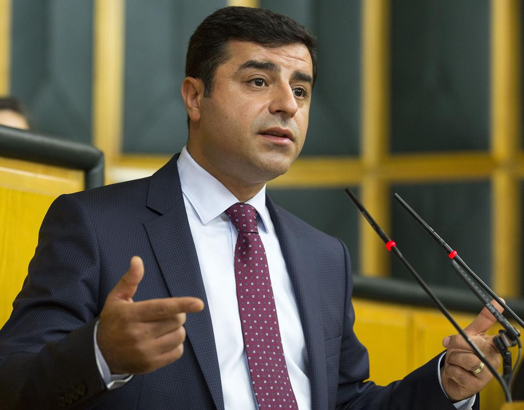 hdp-eş-genel-başkani-selahattin-demirtaş-partisinin-grup-toplantisinda-konuştu.20150728140738.jpg