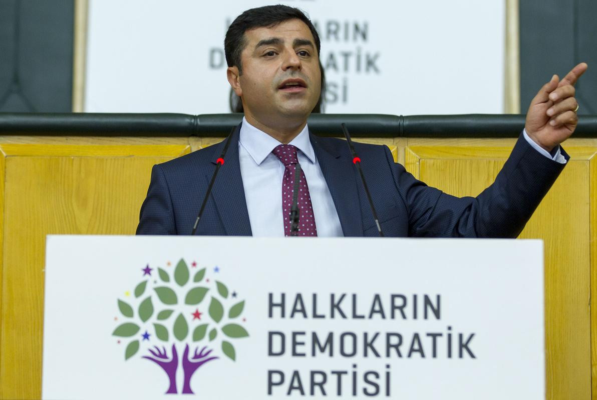 hdp-eş-genel-başkani-selahattin-demirtaş-partisinin-grup-toplantisinda-konuştu.jpg