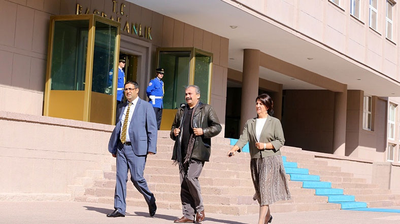 hdp heyeti kobani'deki olaylarla ilgili başbakan yardımcısı yalçın akdoğan ile görüştü.jpg