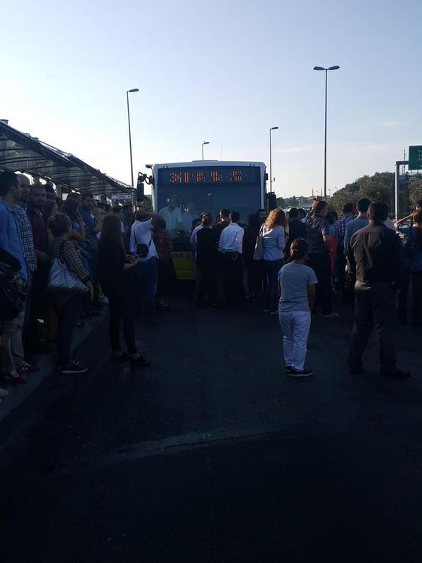 i̇stanbulda-metrobüs-isyani!-boş-gelmezse.jpg