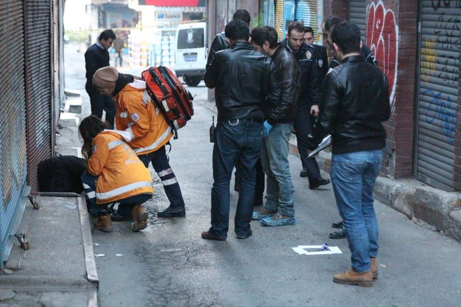 i̇stanbulda-polis-memurunun-sir-ölümü.jpg