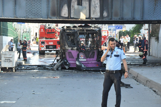 iett-otobusu-bomba-gibi-patladi2.jpg