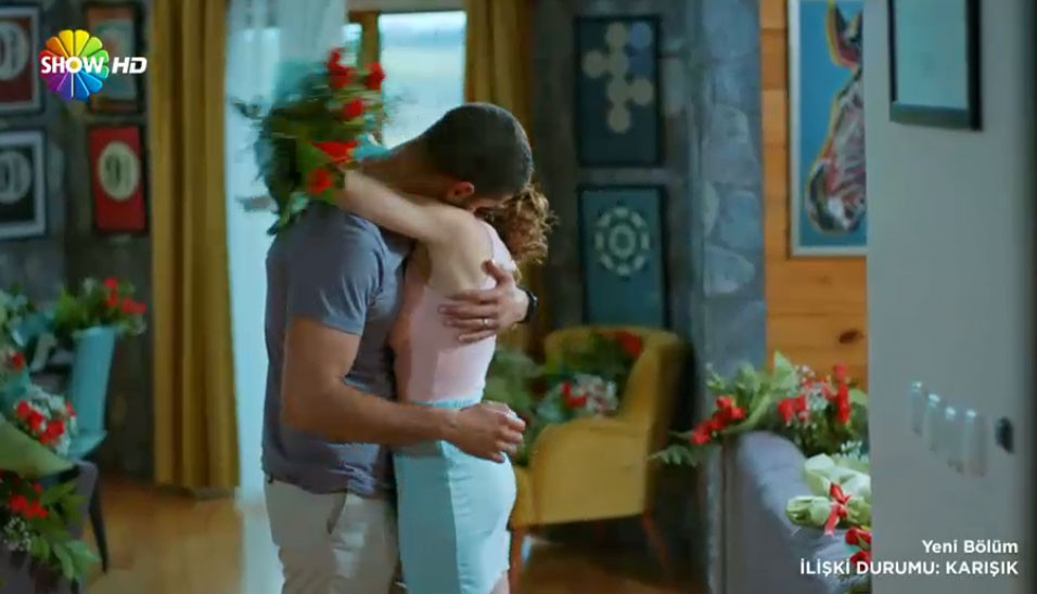iliski-durumu-karisik-11-bolum-can-ve-aysegul-sarilma-sahnesi.jpg