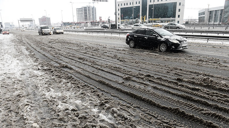 istanbul-kar-yagisi-suruculer-dikkat-zincirsiz-trafige-cikmak-yasak.jpg