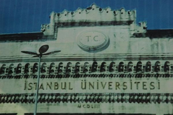 istanbul-üniversitesi-kapisindaki-tc.jpg