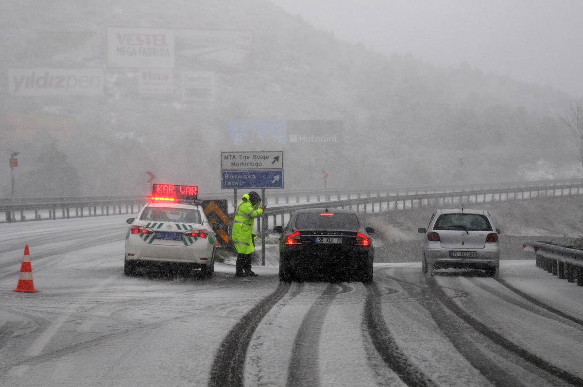 izmir-manisa-yolu-kapandi.jpg