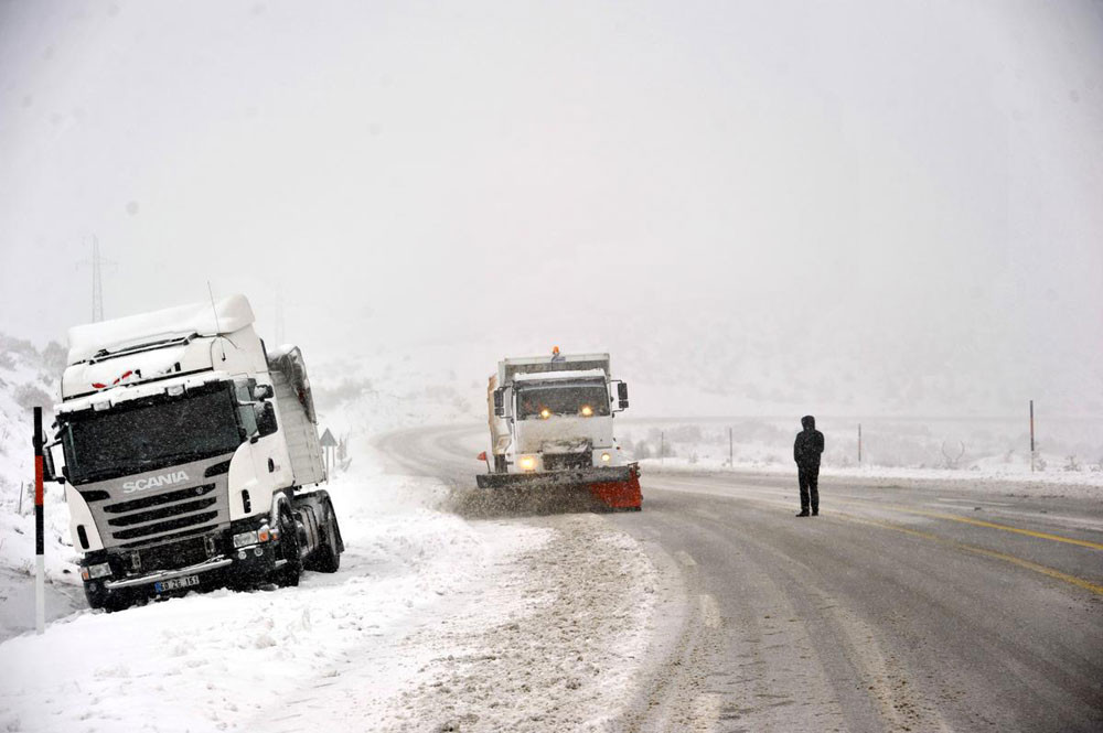 kar-yağişi-yollar-kapandi.20141222145020.jpg