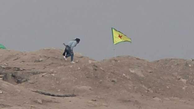 kobane-tepesine-ypg-bayraği.jpg