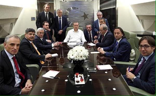 kovulan-genel-yayin-yönetmenleri-ve-erdoğan-uçakta.jpg