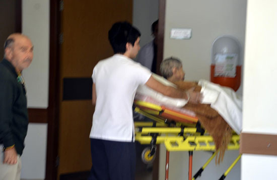 müzeyyen-senar hastaneye kaldırıldı.jpg