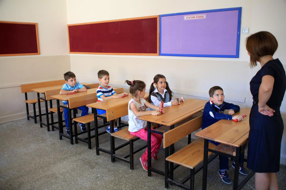 öğretmen-ilköğretim-öğrencileri-sinif.jpg