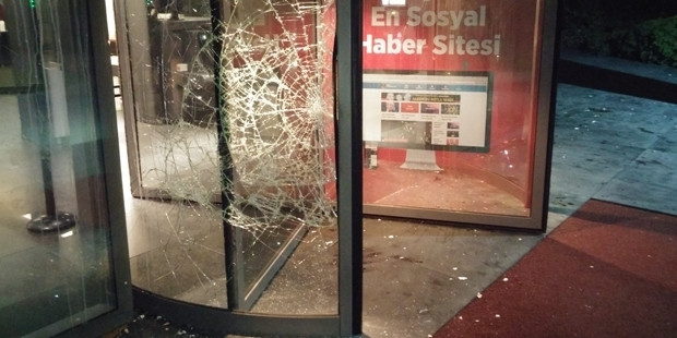 page_hurriyete-saldiri-doner-kapi-ve-camlari-kiran-bir-grup-gazete-icine-girdi_335840451.20150909120310.jpg