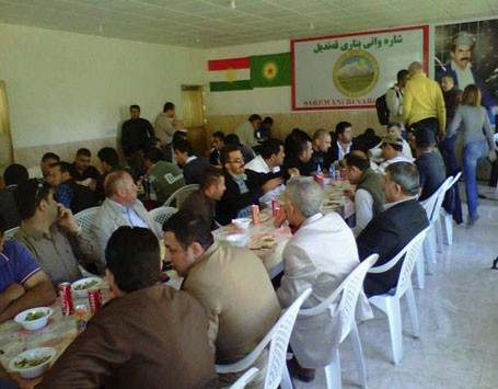 pkk-gazetecilere-yemek-verdi.jpg