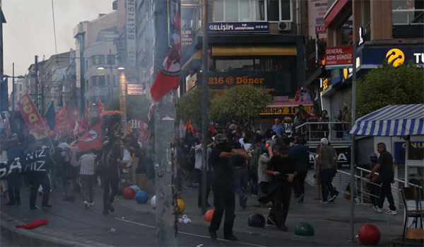 Herkesin önünde kendini yaktı - Resim: 0