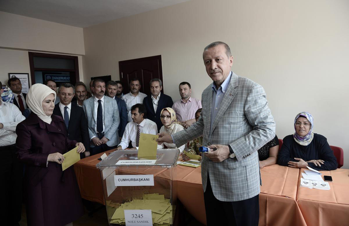 recep-tayyip-erdoğan-ve-emine-erdoğan-seçim-sandiği-oyunu-kullandi.jpg