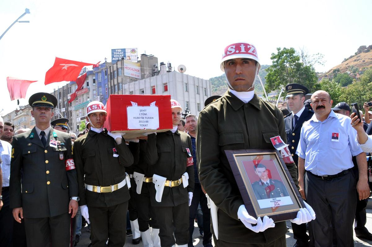 şehit-teğmen-hubeyib-turani-10-bin-kişi-uğurladi.20150820154716.jpg