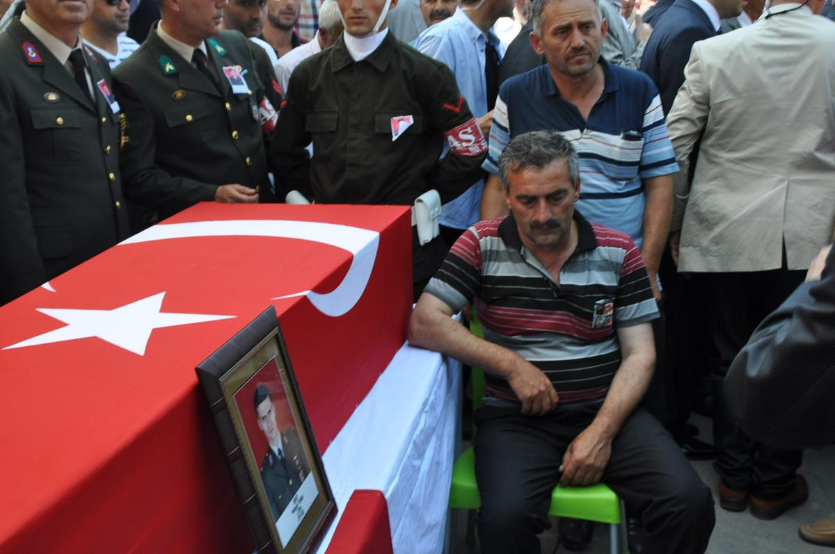 şehit-teğmen-hubeyib-turani-10-bin-kişi-uğurladi.20150820154754.jpg