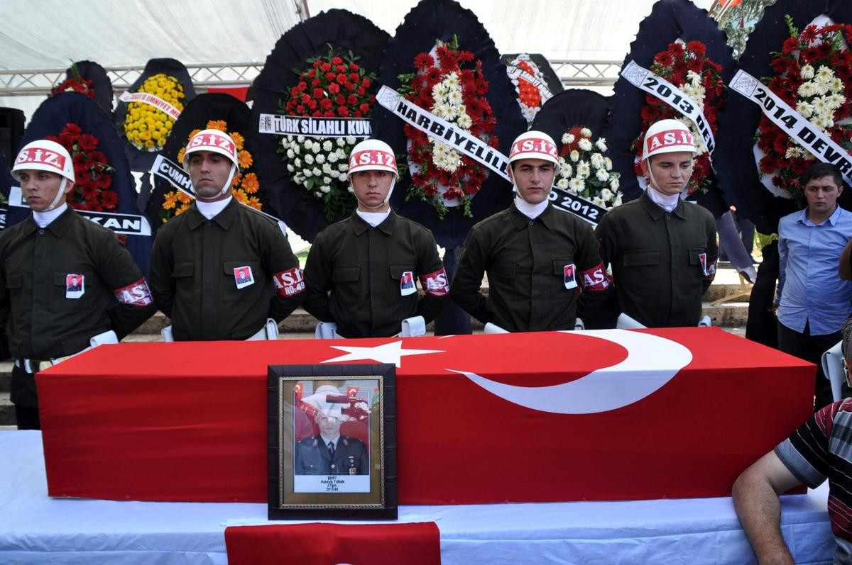 şehit-teğmen-hubeyib-turani-10-bin-kişi-uğurladi.20150820154838.jpg