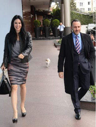 defne samyeli ve emre alkin.png