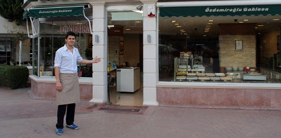 emrahın oğlu pastanede çalışıyor.png