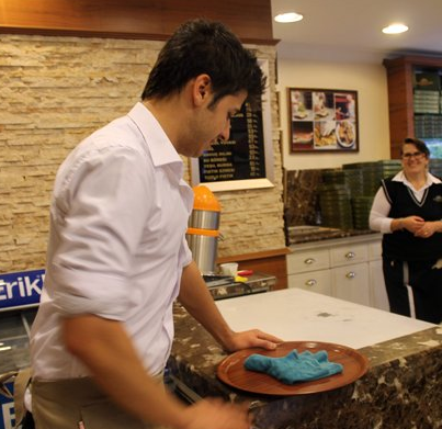 emrahın oğlu garson oldu.png