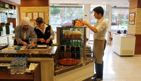 emrahın oğlu garson pastanede çalışıyor.png