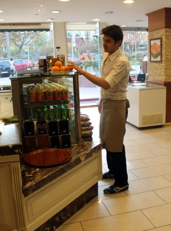 emrahın oğlu garson.png