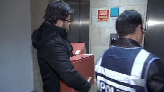 ayakkabı kutularında para.png