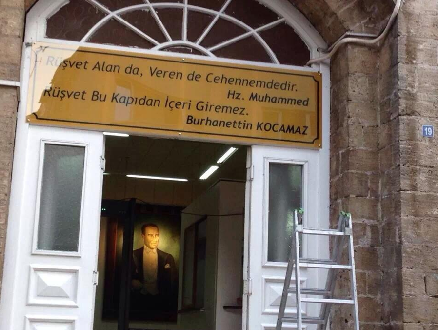 mersin belediyesi burhanettin kocamaz rüşvet tabela