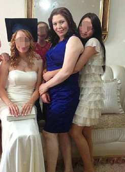 Gülseren Süngü ve kızları.png