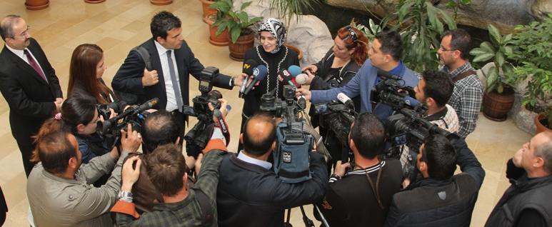 Ayşegül Jale Saraç , Dicle Üniversitesi türbanlı rektörü.png