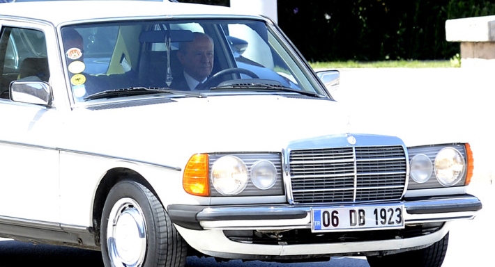 Devlet Bahçeli araba Mercedes.png