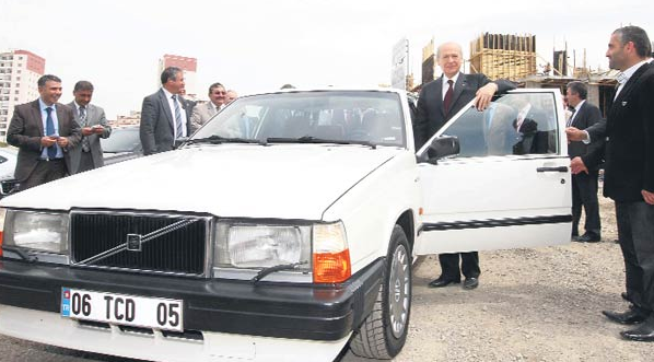 Devlet Bahçeli klasik araba volvo.png