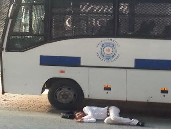 İşe giden kadına polisten dayak.png