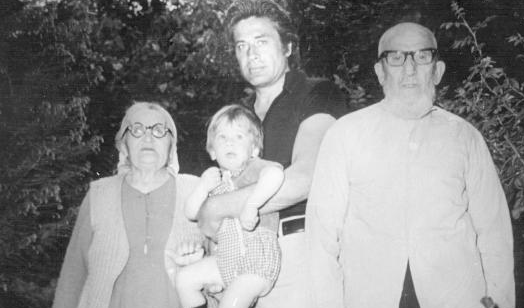 Cüneyt Arkın ailesi anne ve babası.png